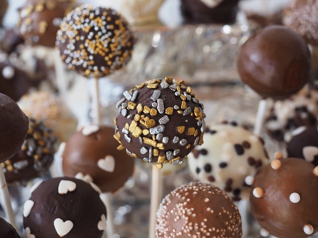 Easy, Yummy Chocolate Cake Pops