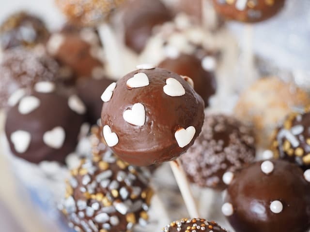 Easy, Yummy Chocolate Cake Pops